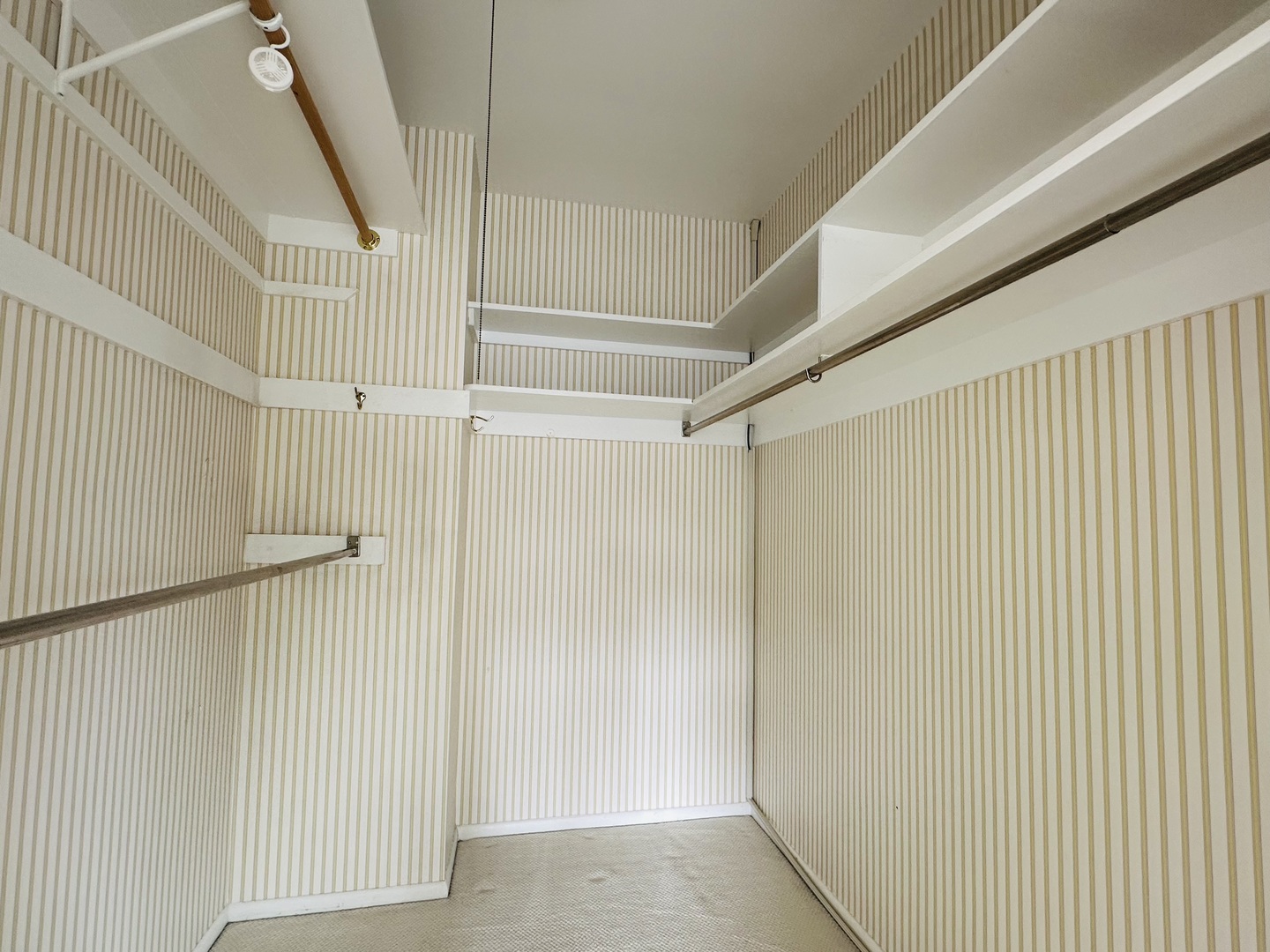 5757 North Sheridan Road, Unit 17H Chicago, IL 60660 - Photo 17 of 25 a view of a hallway