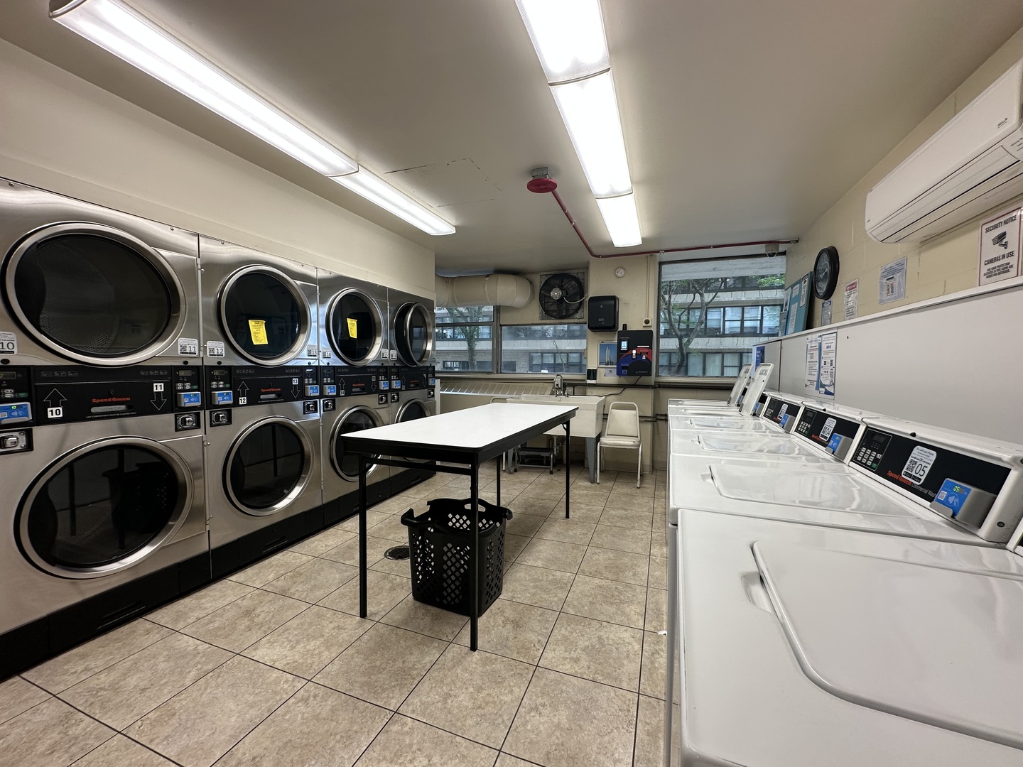 5757 North Sheridan Road, Unit 17H Chicago, IL 60660 - Photo 22 of 25 a living room with sink and furniture
