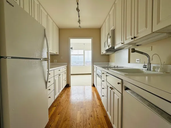 $2,500 | 5757 North Sheridan Road, Unit 17H, Chicago, IL 60660