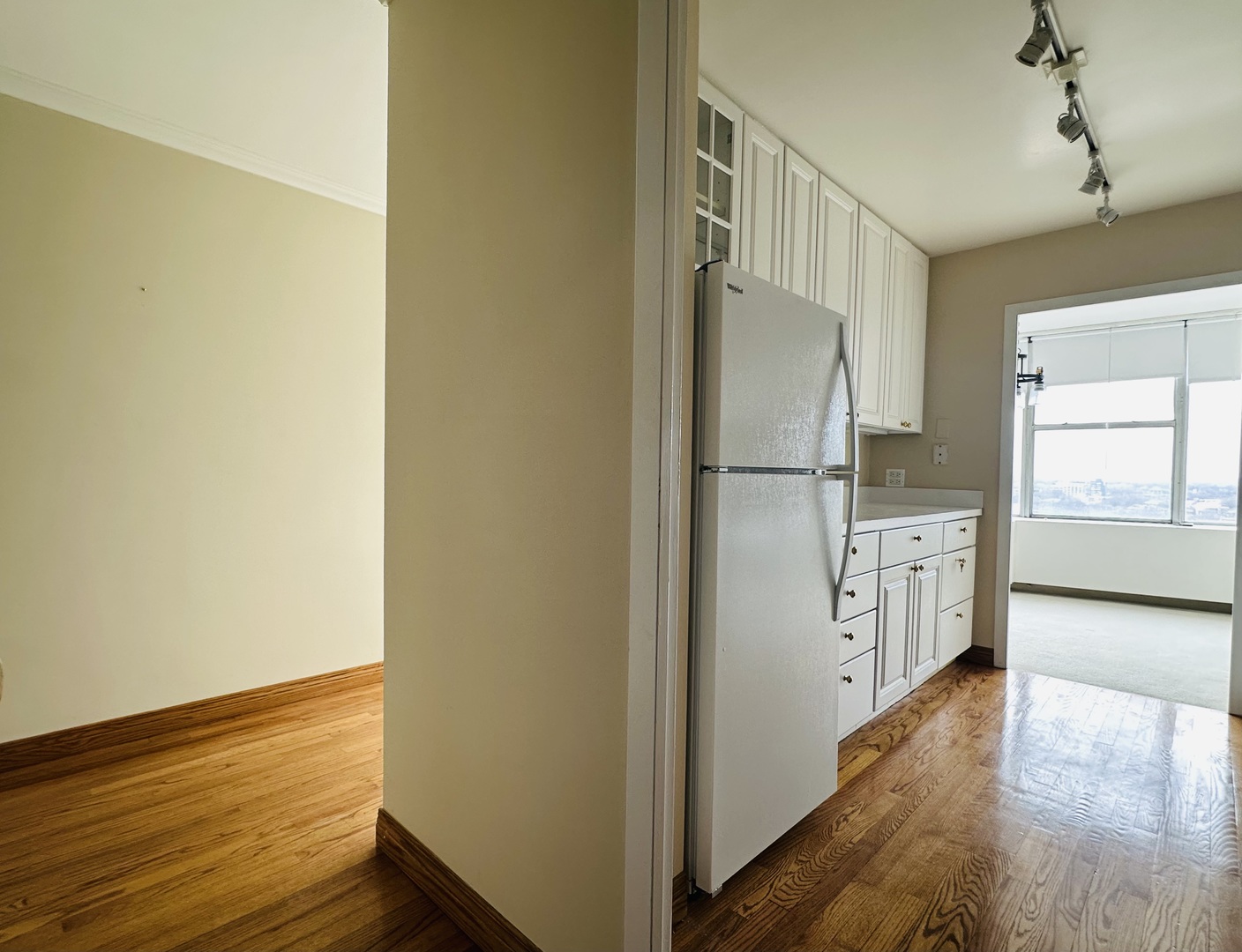 5757 North Sheridan Road, Unit 17H Chicago, IL 60660 - Photo 10 of 25 a kitchen with cabinets and wooden floor