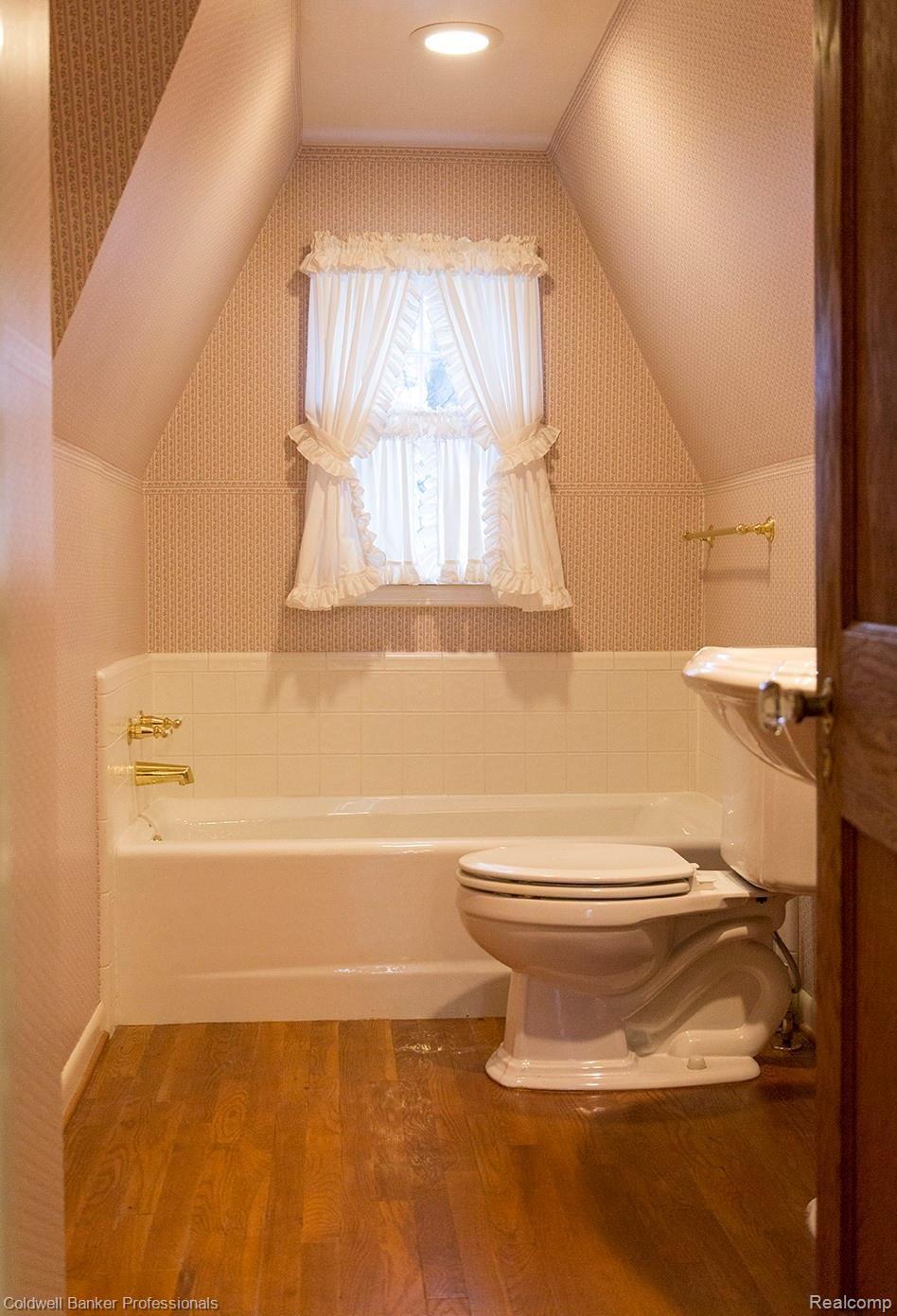 2252 Yorkshire Road Birmingham, MI 48009 - Photo 23 of 34 Charming main Bath