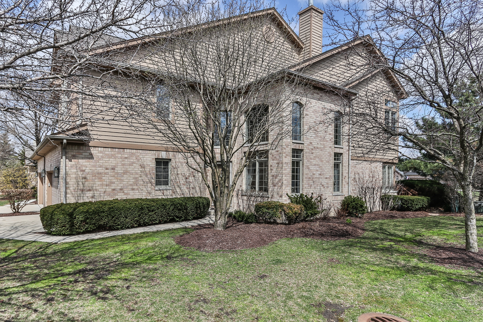 4929 Commonwealth Avenue Western Springs, IL 60558 - Photo 27 of 32 a front view of a house with garden