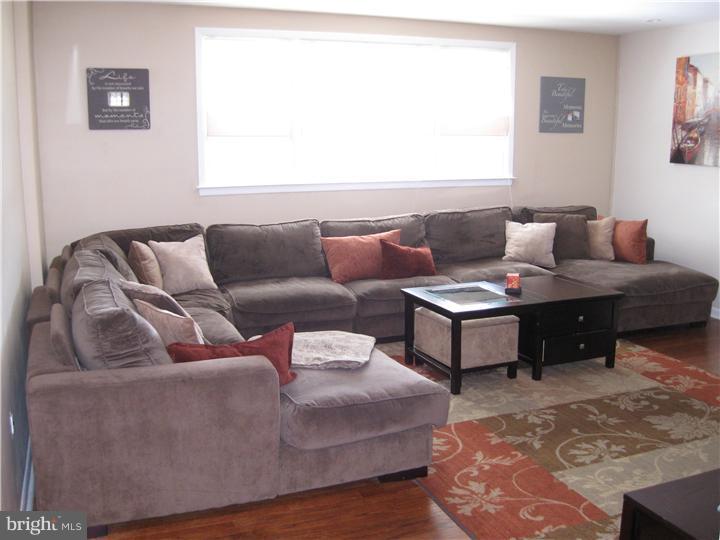 624 Renz Street Philadelphia, PA 19128 - Photo 14 of 18 Living Room