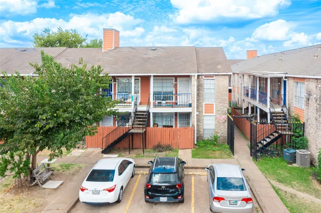 a view of multiple houses with a yard