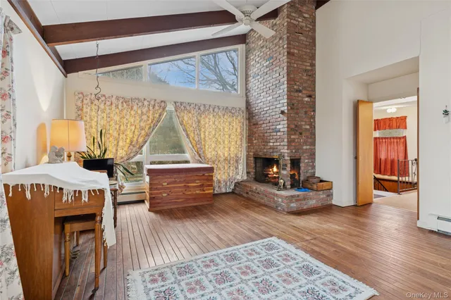 a view of a house with yard and plants