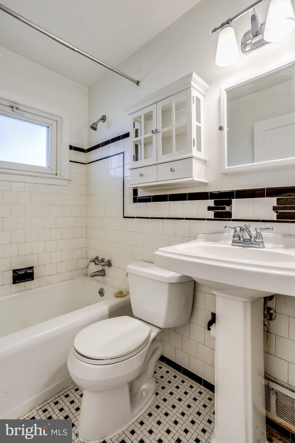1058 Downton Road Baltimore, MD 21227 - Photo 23 of 31