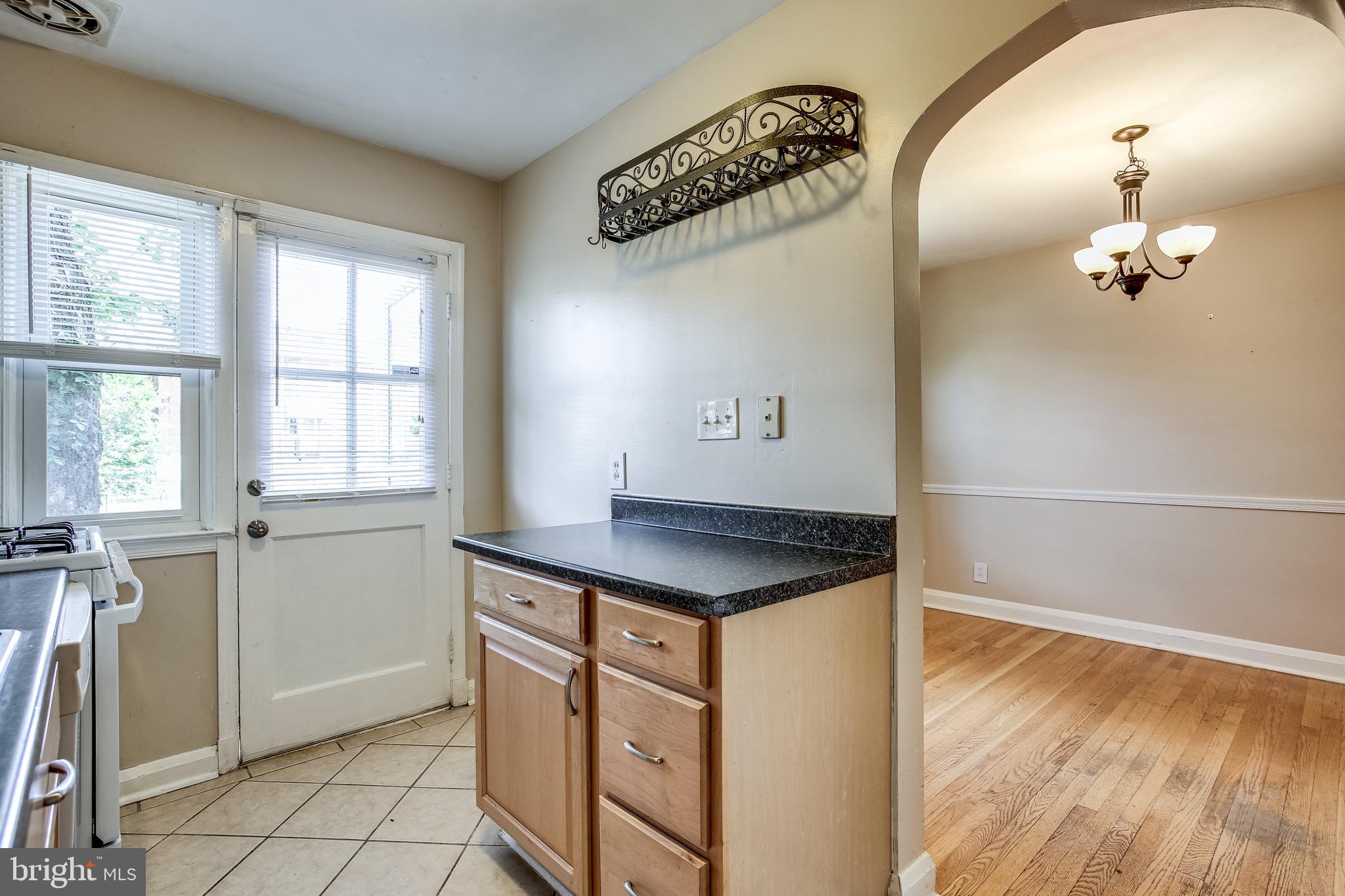 1058 Downton Road Baltimore, MD 21227 - Photo 4 of 31