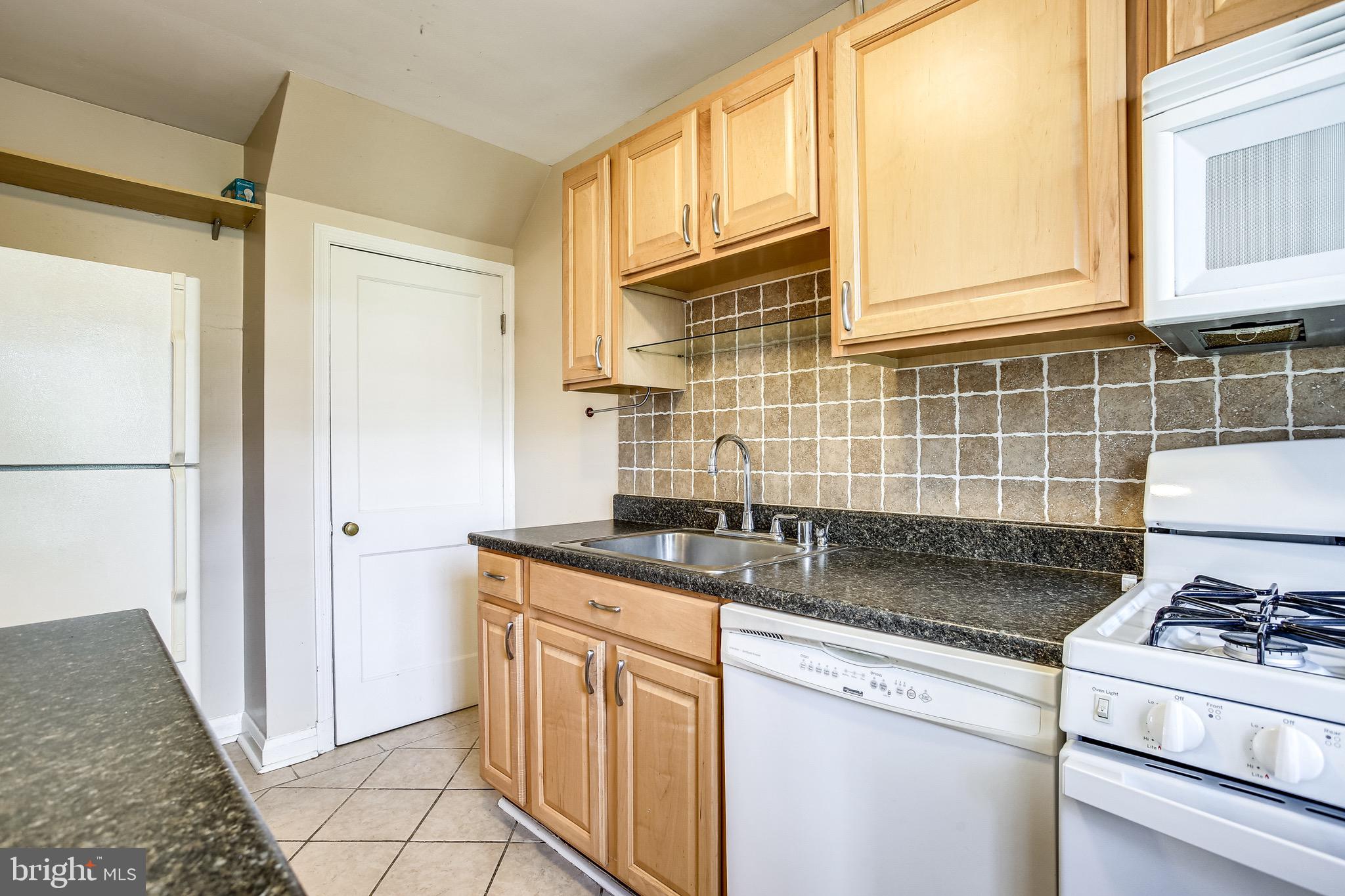 1058 Downton Road Baltimore, MD 21227 - Photo 5 of 31