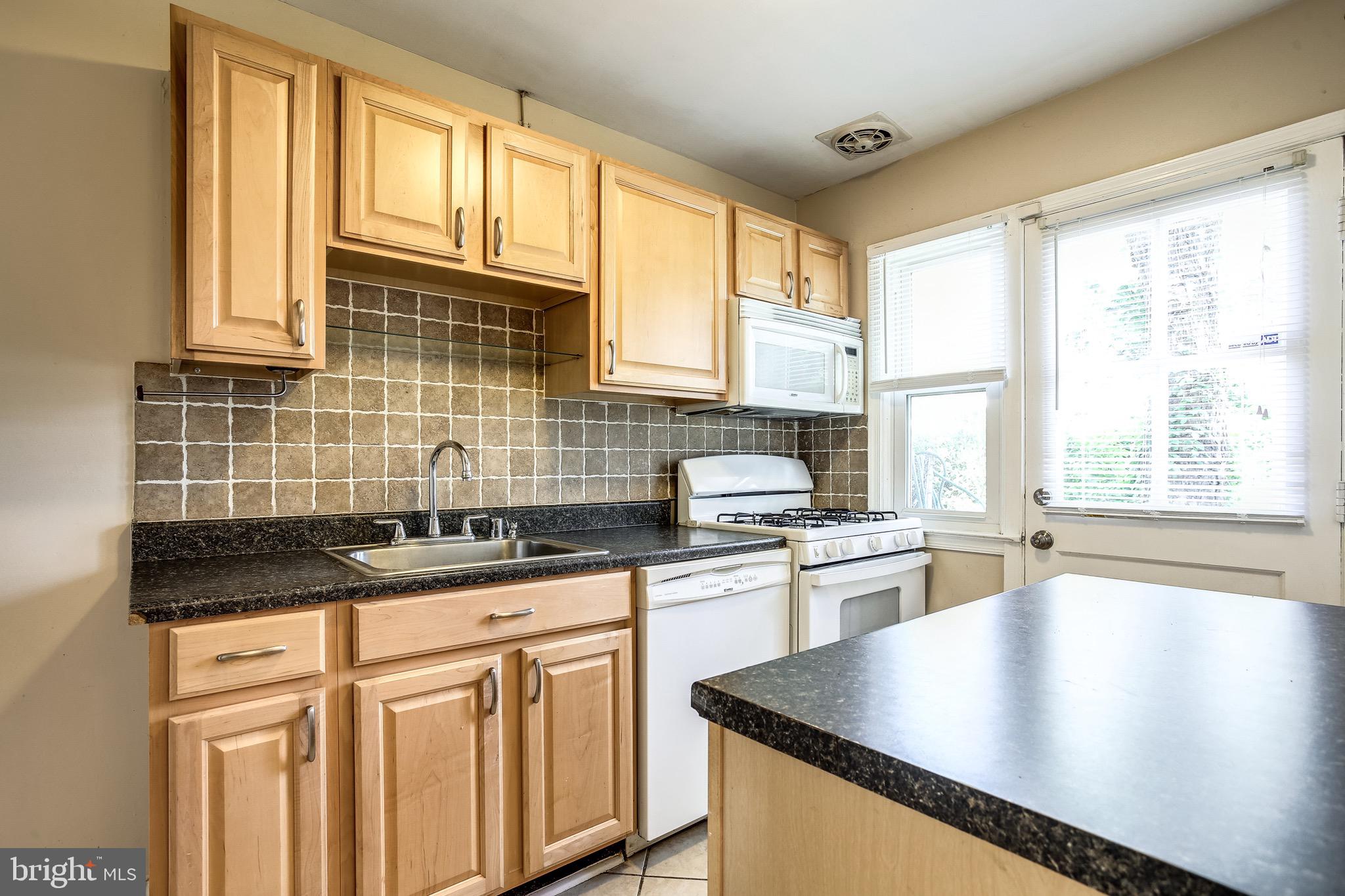 1058 Downton Road Baltimore, MD 21227 - Photo 6 of 31