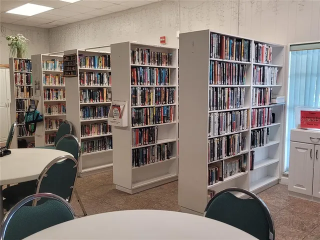 $198,500 | 305 Oakwood Boulevard East, Sarasota, FL 34237