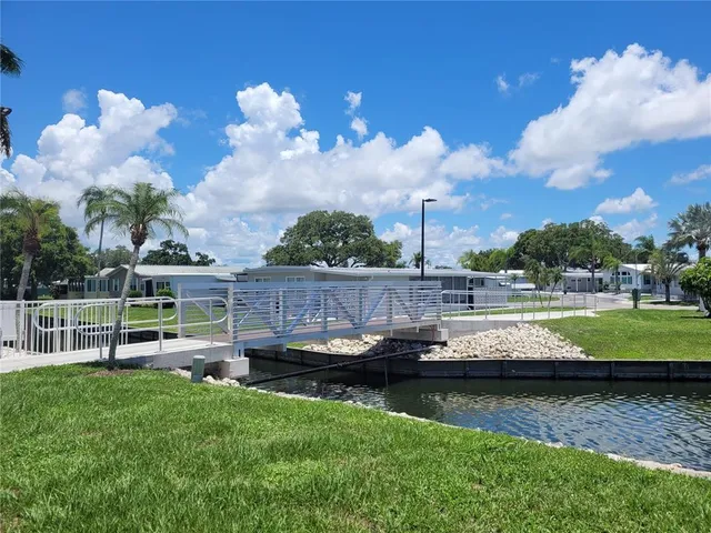 $198,500 | 305 Oakwood Boulevard East, Sarasota, FL 34237