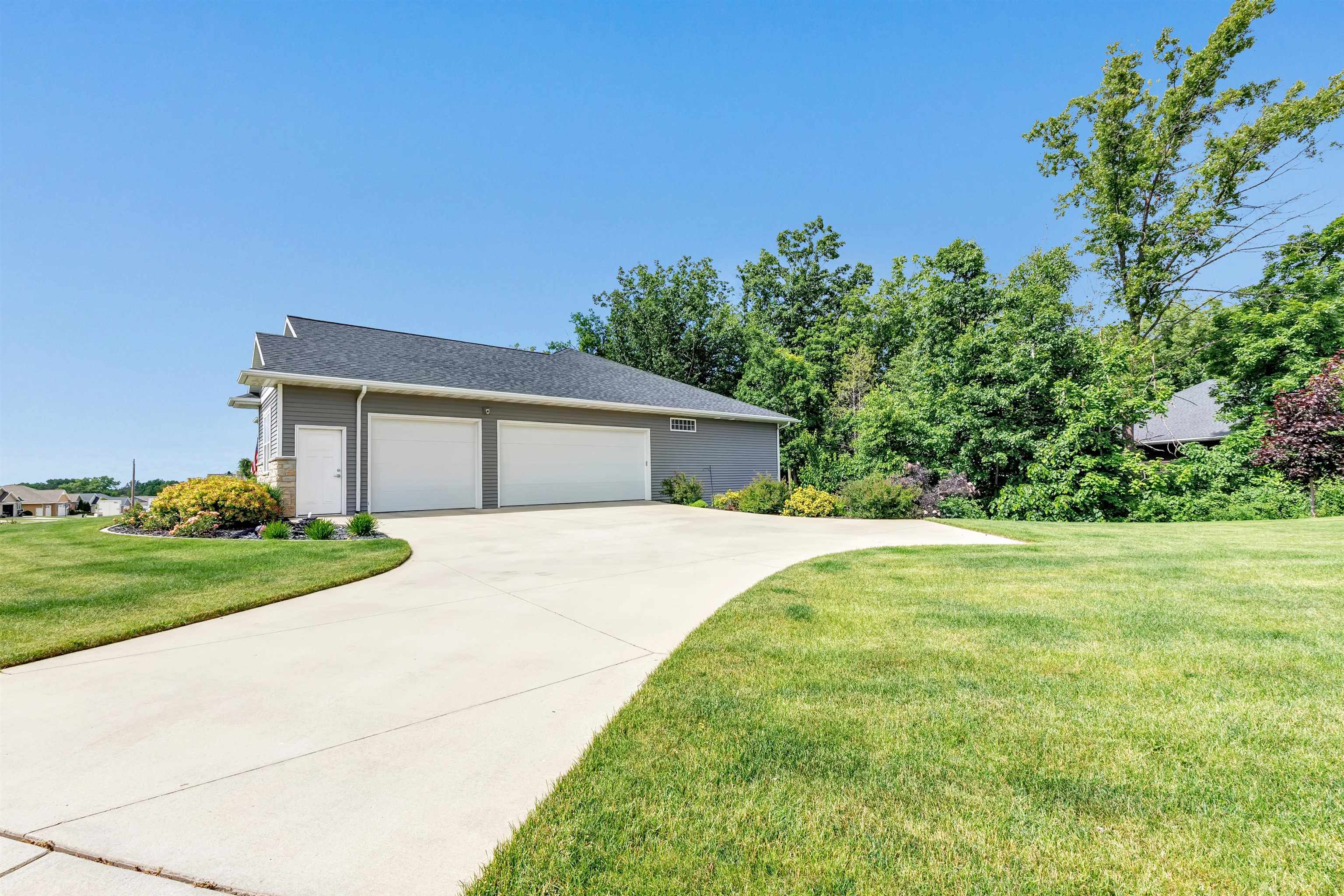 3371 Largo Ridge Drive Green Bay, WI 54311 - Photo 4 of 47