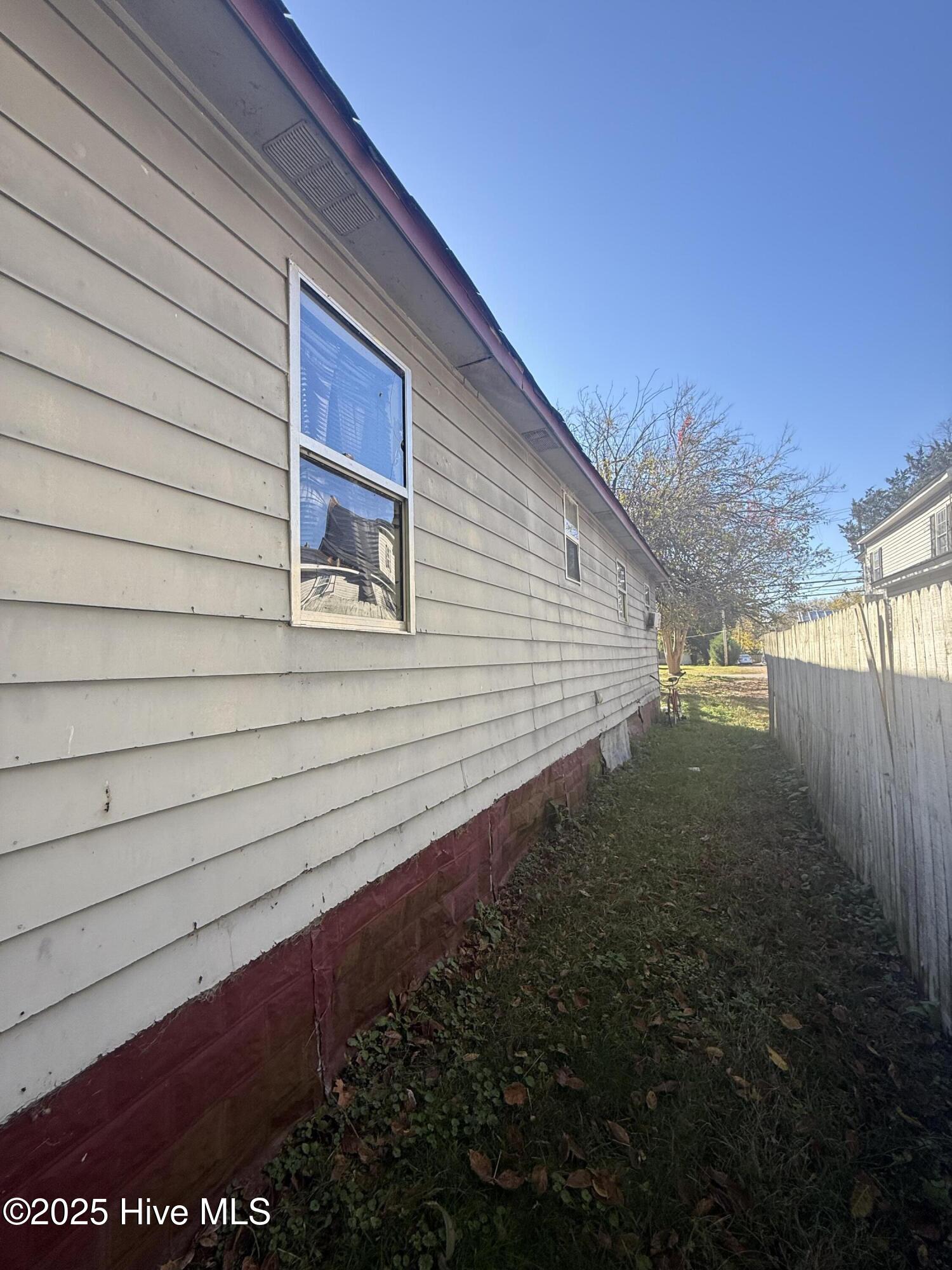 311 East Church Street Edenton, NC 27932 - Photo 4 of 5 Left Side