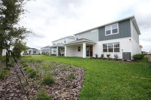 a view of a house with backyard and garden