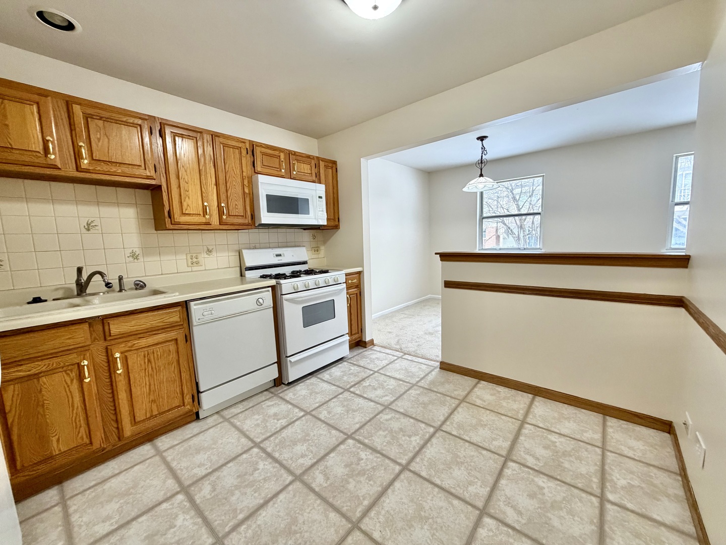 2400 Mallow Court, Unit Z1 Schaumburg, IL 60107 - Photo 9 of 18