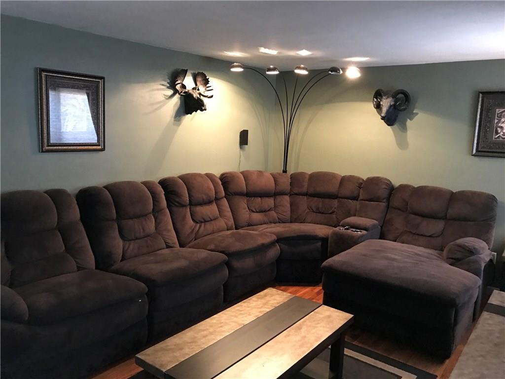 613 Winterberry Road Monroeville, PA 15146 - Photo 4 of 25 Plenty of room for entertaining!