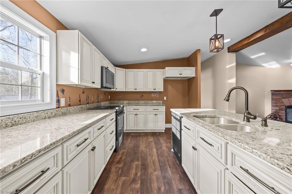 950 Waggoner Neal Road Walkertown, NC 27051 - Photo 18 of 48 Kitchen with Granite Countertops