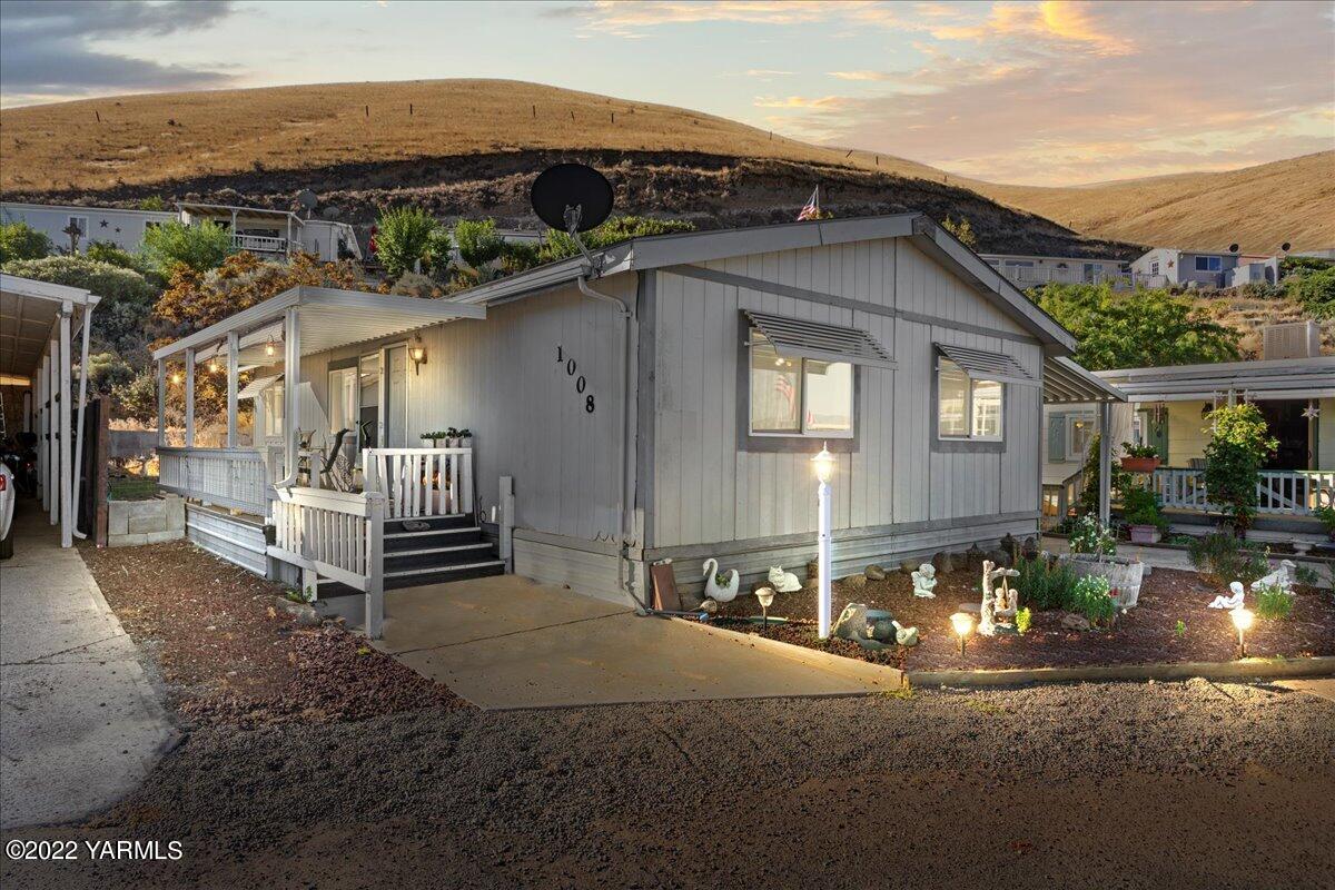 300 Alps Road, Unit 1008 Moxee, WA 98936 - Photo 1 of 22 a view of a house with tub and chairs