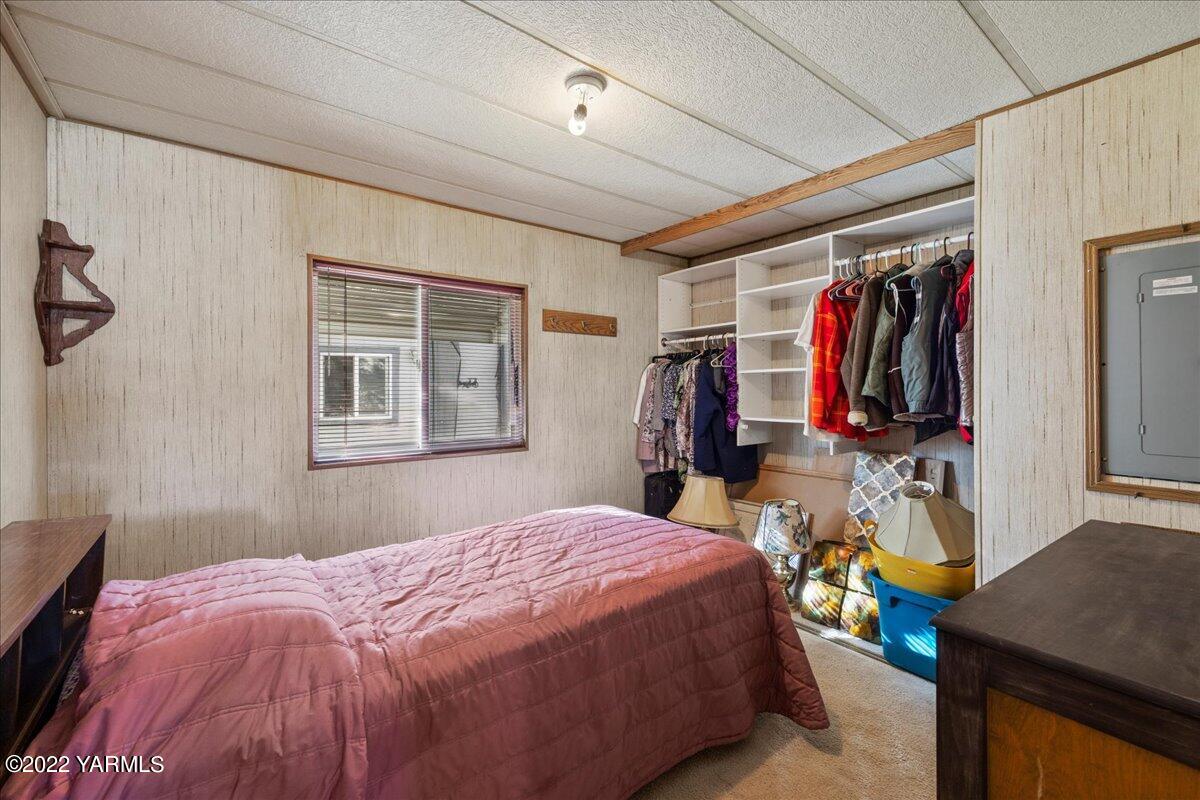 300 Alps Road, Unit 1008 Moxee, WA 98936 - Photo 12 of 22 a bed room with a bed and a window
