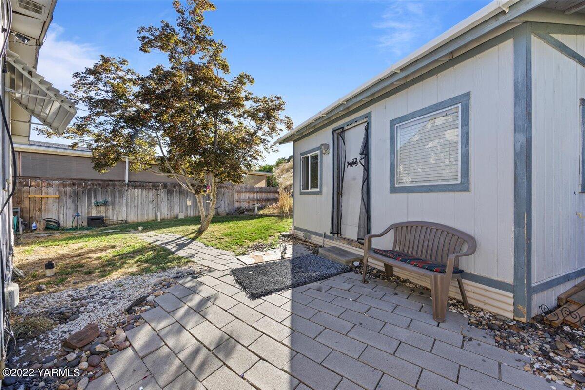 300 Alps Road, Unit 1008 Moxee, WA 98936 - Photo 15 of 22 a view of backyard with patio