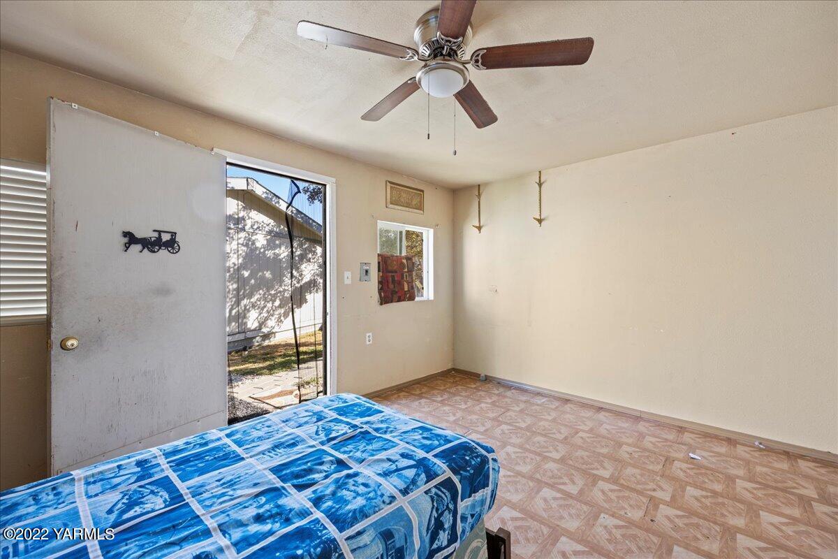 300 Alps Road, Unit 1008 Moxee, WA 98936 - Photo 16 of 22 a bedroom with a bed and a window