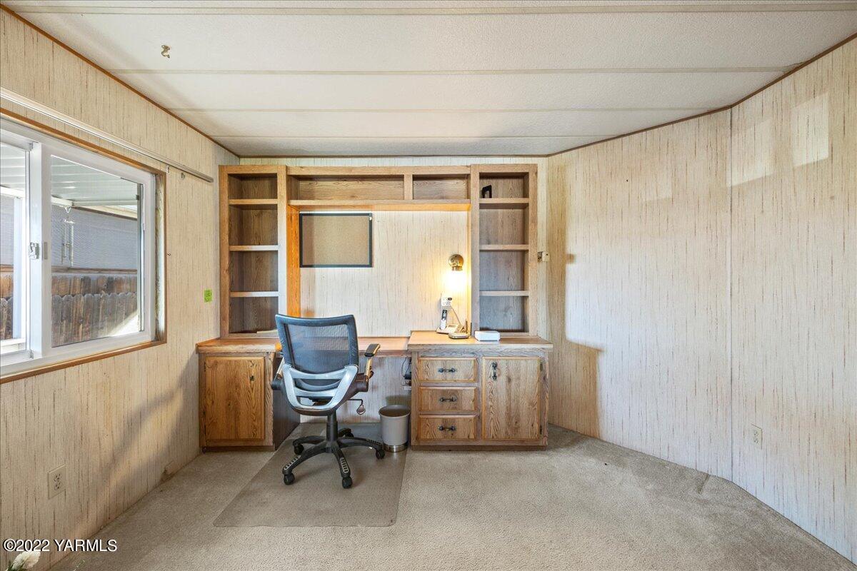300 Alps Road, Unit 1008 Moxee, WA 98936 - Photo 17 of 22 a view of workspace with windows