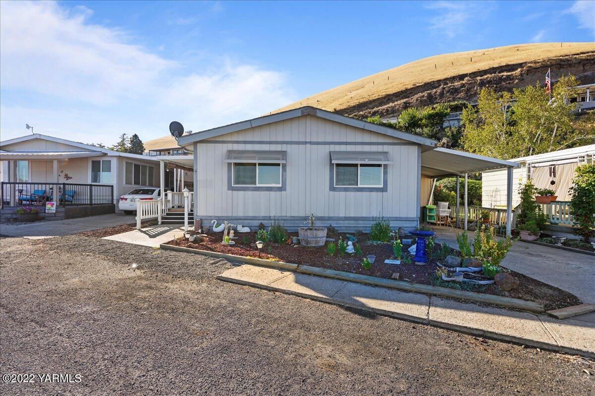 300 Alps Road, Unit 1008 Moxee, WA 98936 - Photo 3 of 22 a front view of a house with garden