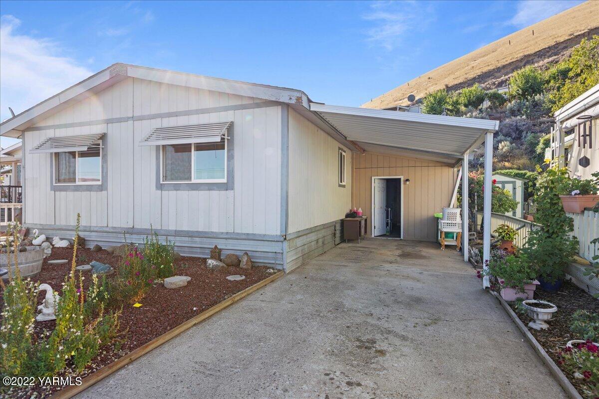 300 Alps Road, Unit 1008 Moxee, WA 98936 - Photo 4 of 22 a front view of a house with a yard
