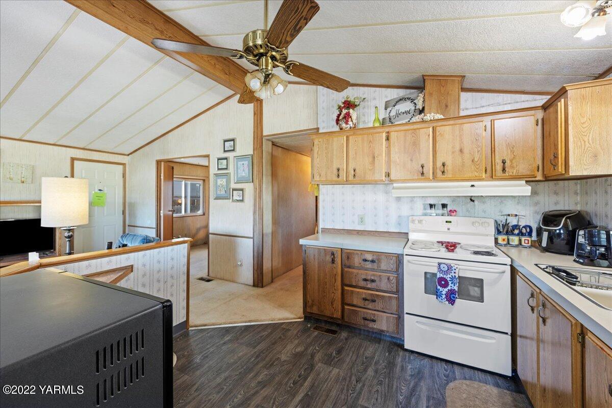 300 Alps Road, Unit 1008 Moxee, WA 98936 - Photo 7 of 22 a kitchen with a stove a sink and a refrigerator