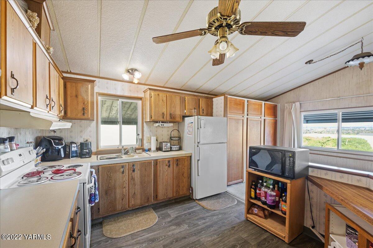 300 Alps Road, Unit 1008 Moxee, WA 98936 - Photo 8 of 22 a kitchen with sink cabinets and window
