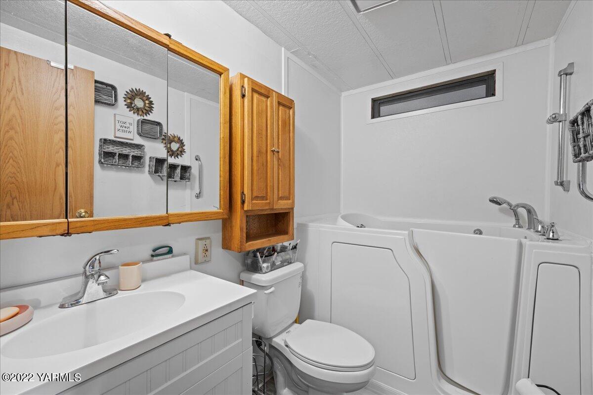 300 Alps Road, Unit 1008 Moxee, WA 98936 - Photo 10 of 22 a bathroom with a sink a toilet and shower