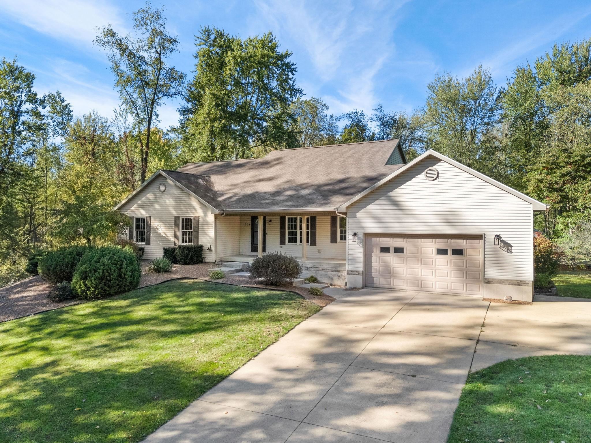 1304 Windsor Way Warsaw, IN 46580 - Photo 1 of 36 Gallery Image 1