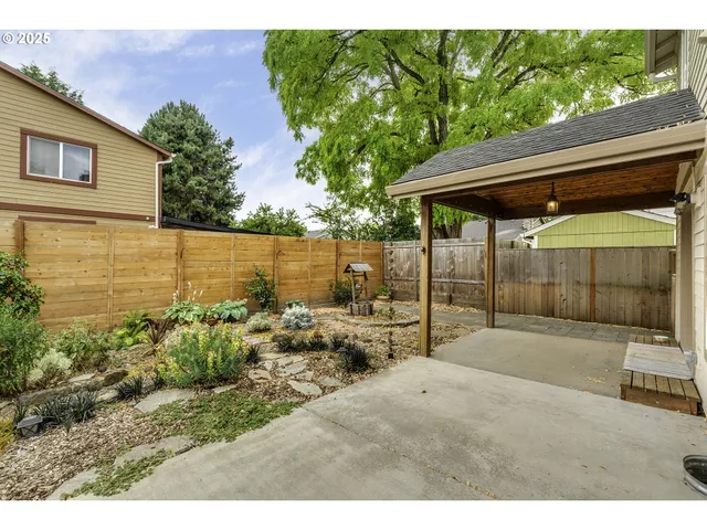 a view of a backyard