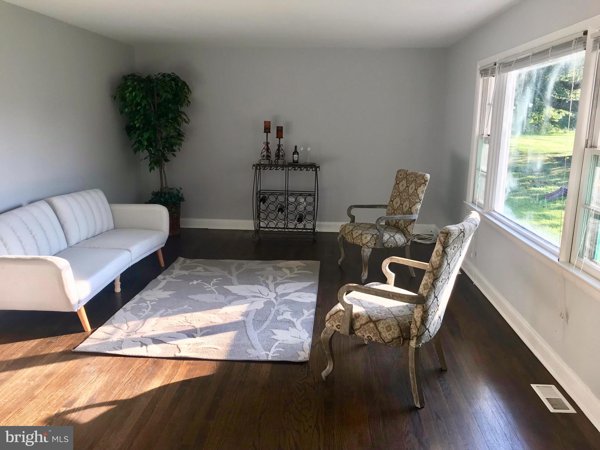 27129 Ridge Road Damascus, MD 20872 - Photo 3 of 29 LIVING ROOM