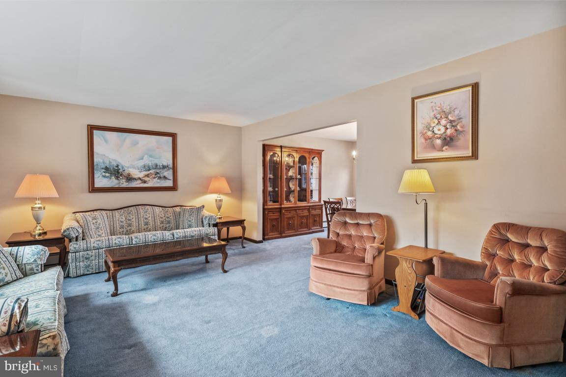 29 Holly Hill Road Richboro, PA 18954 - Photo 7 of 40 a living room with furniture and a lamp