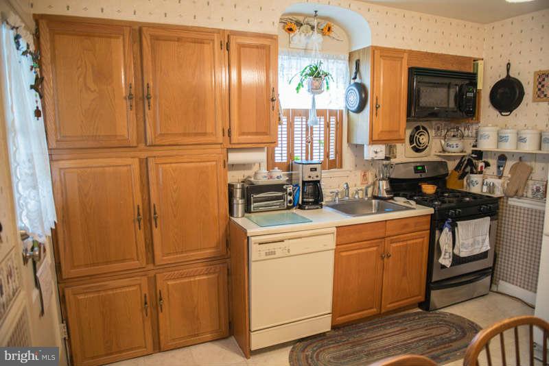 2912 Topaz Road Baltimore, MD 21234 - Photo 16 of 27 Kitchen