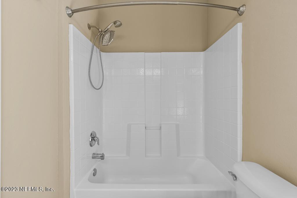 126 Arabian Court St. Augustine, FL 32095 - Photo 50 of 62 a bathroom with a bathtub