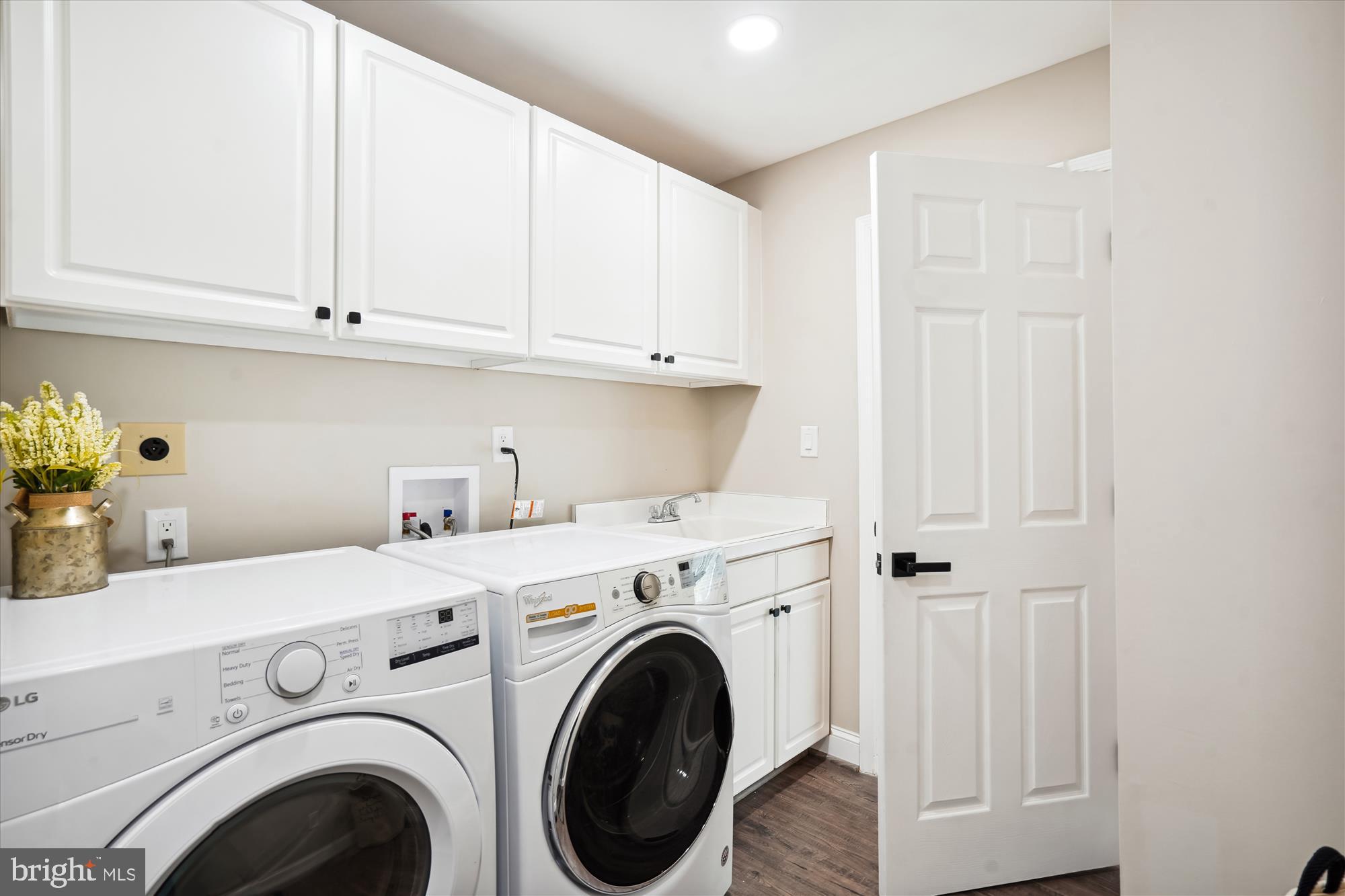 8312 Ivy Green Road Fairfax Station, VA 22039 - Photo 48 of 103 Laundry room with sink and cabinet space