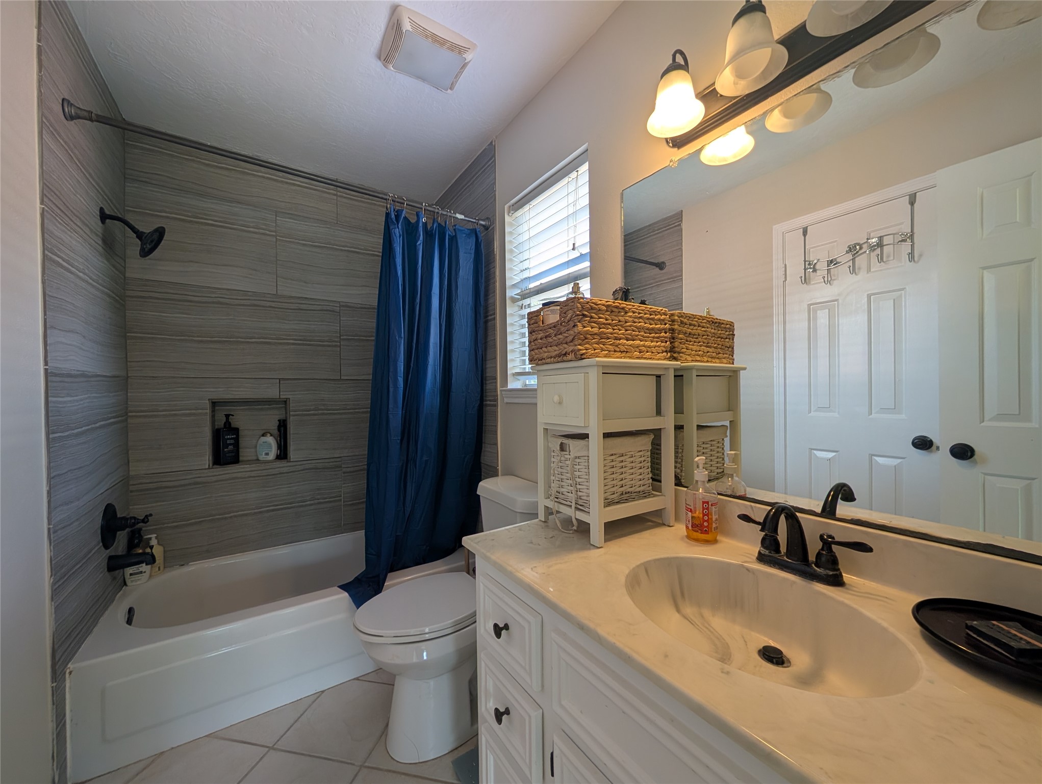 19623 Teller Boulevard Spring, TX 77388 - Photo 22 of 26 Secondary Full Bathroom