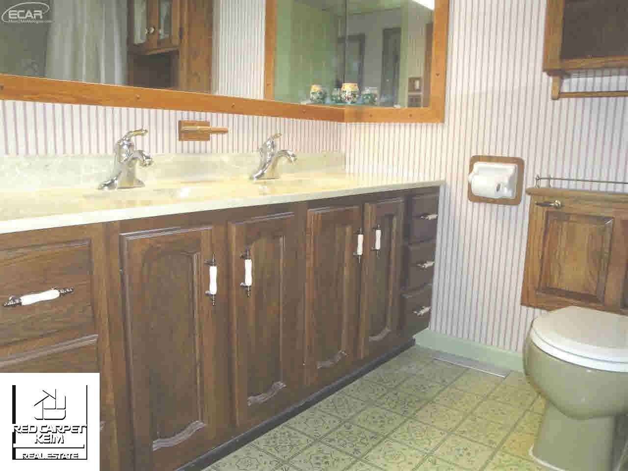 4373 Dublin Road Burton, MI 48529 - Photo 8 of 23 21396167-7.JPG