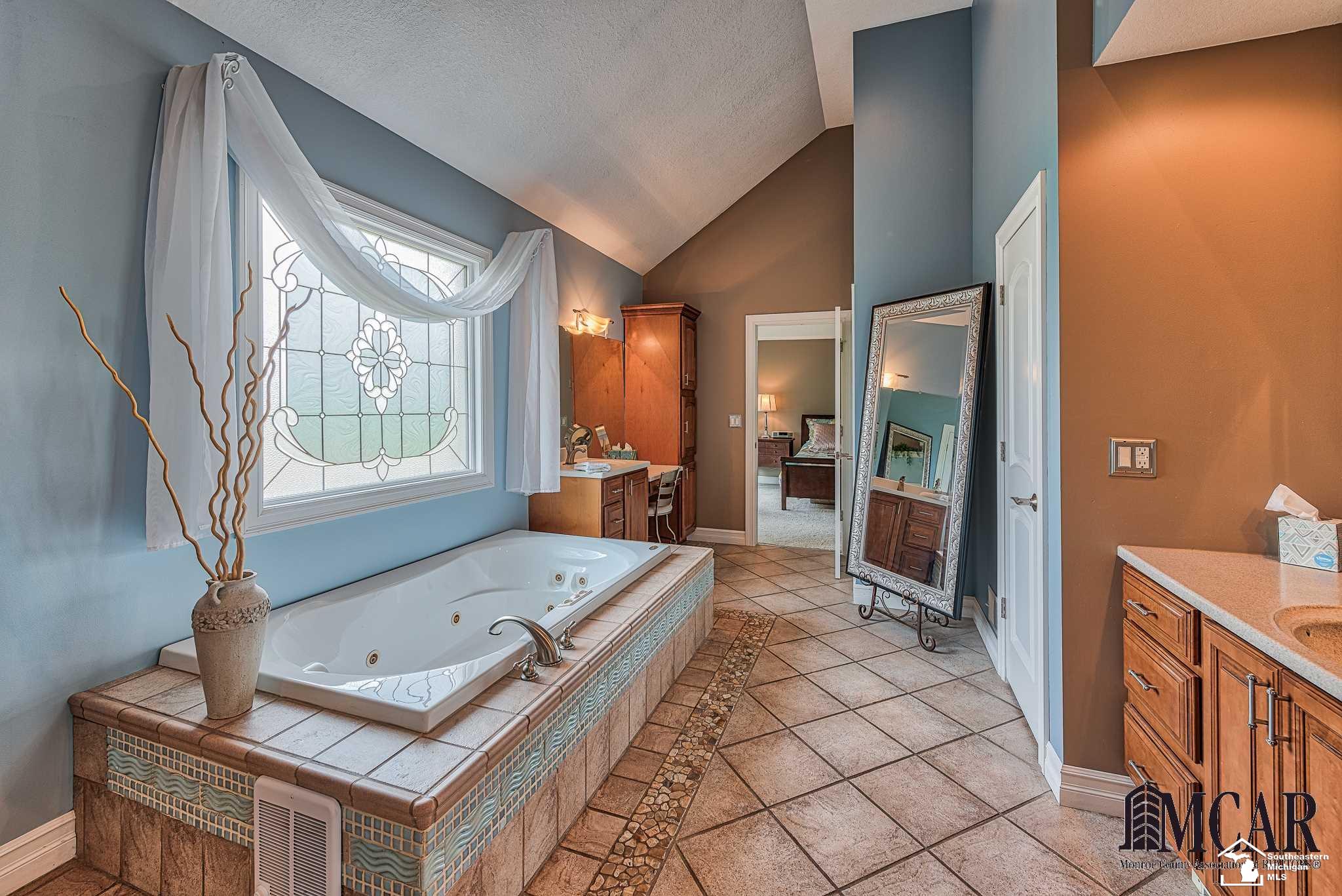 3233 South Custer Road Monroe, MI 48161 - Photo 17 of 40 21490714-16.JPG