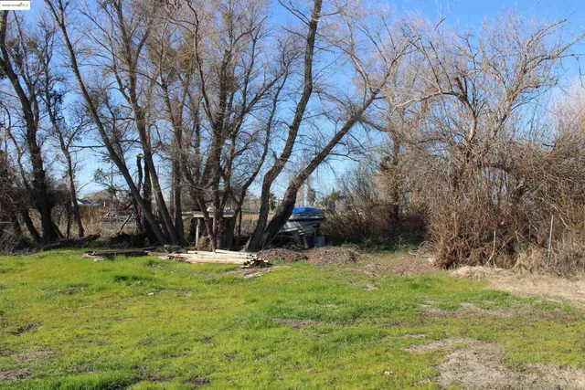 a view of outdoor space with green field