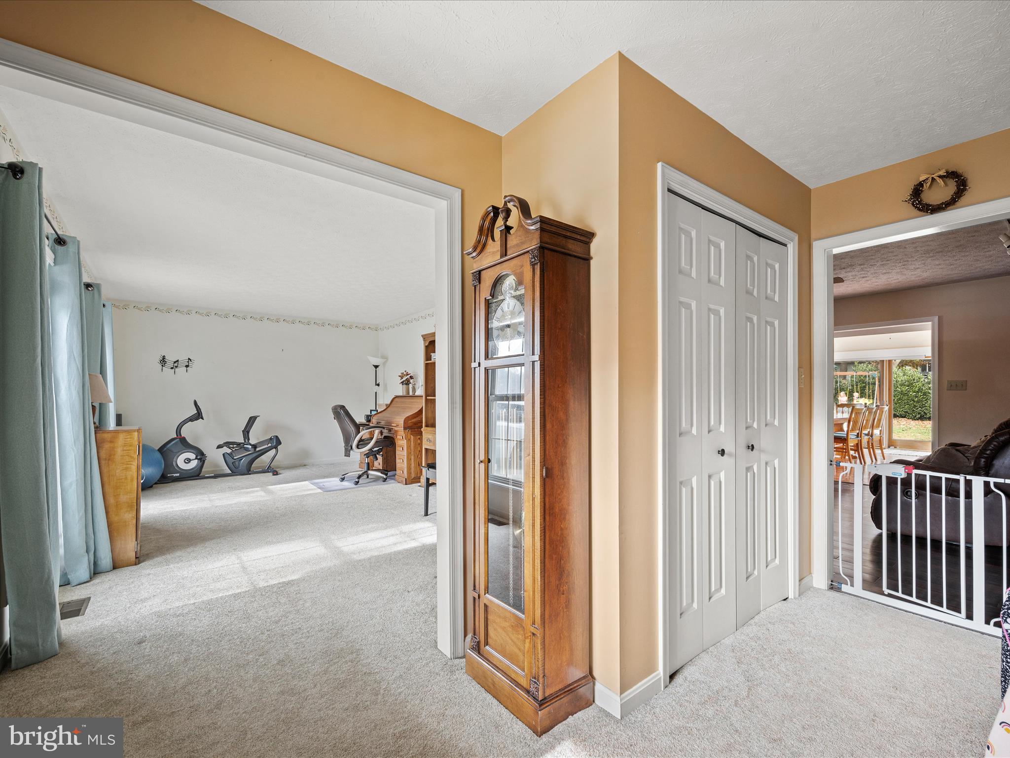 137 Lloyds Road Winchester, VA 22602 - Photo 4 of 40 Foyer
