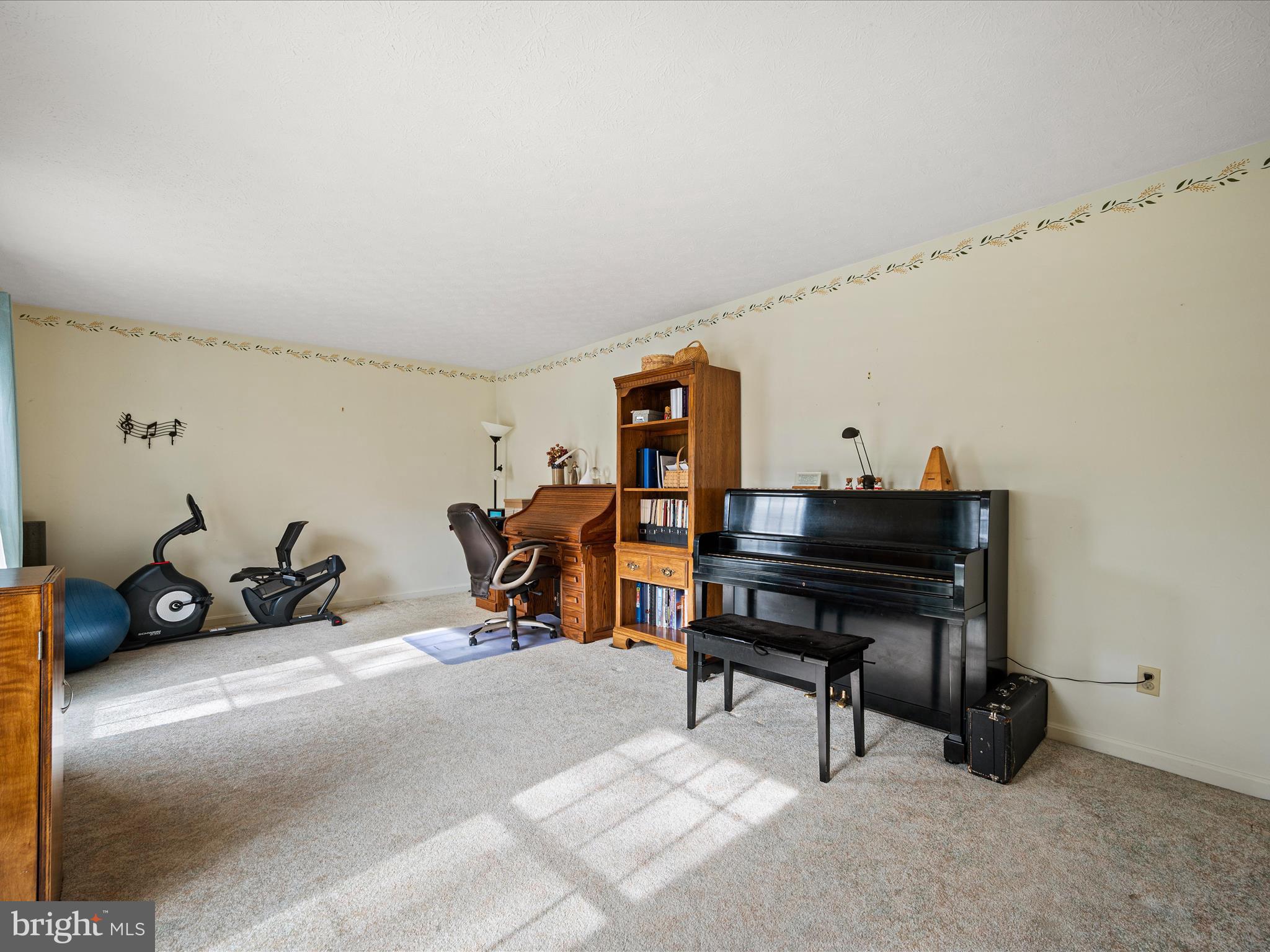 137 Lloyds Road Winchester, VA 22602 - Photo 5 of 40 Formal Living Room