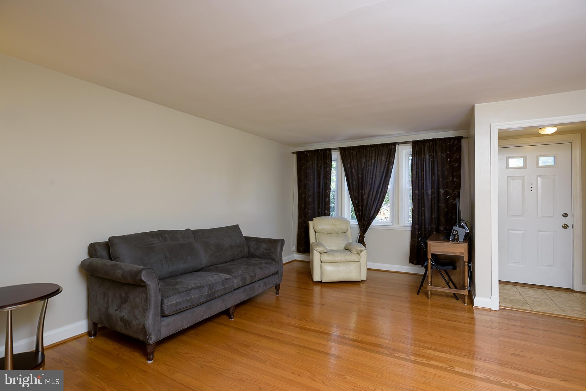 347 Whitfield Road Baltimore, MD 21228 - Photo 5 of 28 Living Room