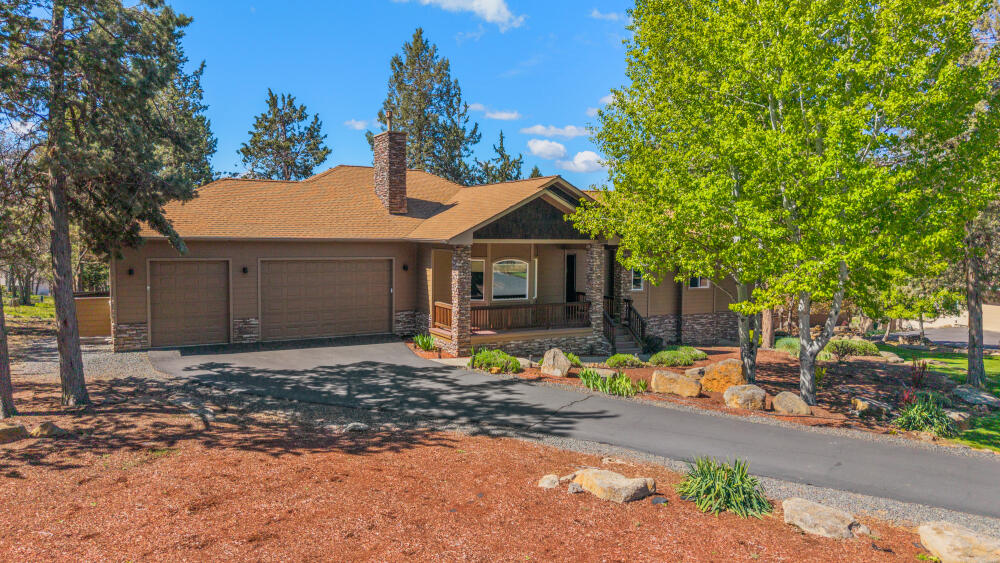 6352 Sanderling Road Klamath Falls, OR 97601 - Photo 8 of 65 Front of Home - 3 Car Garage
