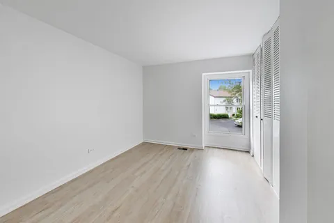$299,000 | 958 Inverrary Lane, Unit 958, Deerfield, IL 60015