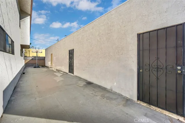 a view of a back yard of the building