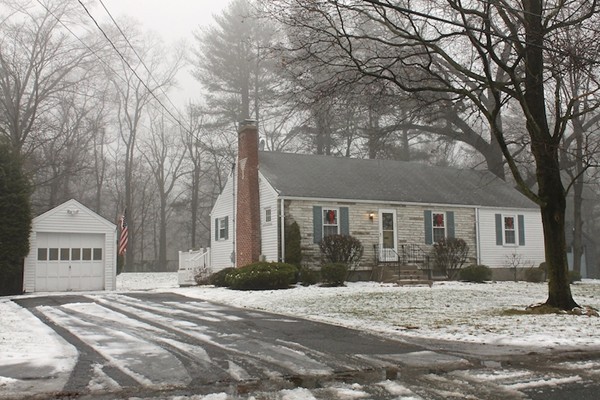 44 Crest Road Lynnfield, MA 01940 - Photo 2 of 28 Gallery Image 2