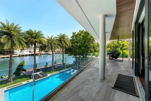 $14,800,000 | 528 Lakeview Court, Miami Beach, FL 33140